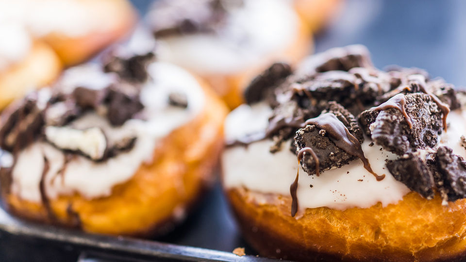 Oreo koblihy z plundrového těsta s vanilkovou polevou